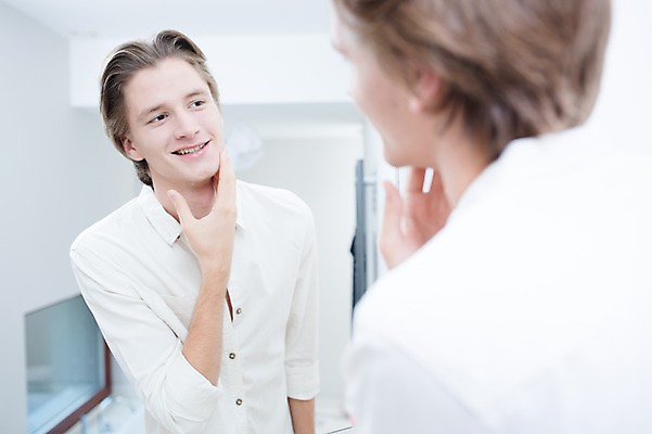 포토 JPG 서양인 남자 실내 한명 성인 뷰티 반사 거울 욕실 피부 의료성형뷰티 그루밍족 국내포토 외국인 1 사람 내부 신체부위 파일형식