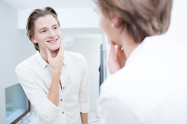 포토 JPG 서양인 남자 실내 한명 성인 뷰티 반사 거울 욕실 피부 의료성형뷰티 그루밍족 국내포토 외국인 1 사람 내부 신체부위 파일형식