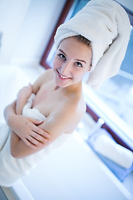 포토 JPG 서양인 여자 실내 한명 성인 아웃포커스 수건 금발 뷰티 욕실 목욕가운 피부 바르기 로션 바디로션 의료성형뷰티 국내포토 외국인 1 헤어스타일 모션 촬영기법 사람 내부 신체부위 위생용품 화장품 가운 파일형식