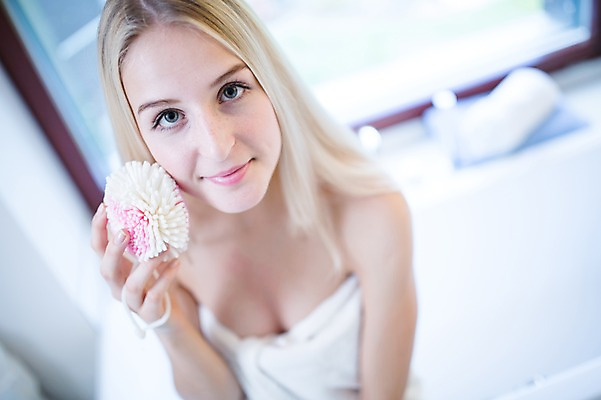 포토 JPG 서양인 여자 실내 한명 성인 아웃포커스 금발 뷰티 욕실 목욕가운 피부 목욕타월 의료성형뷰티 국내포토 외국인 1 헤어스타일 촬영기법 사람 내부 신체부위 수건 가운 파일형식