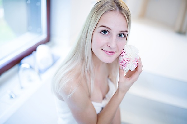 포토 JPG 서양인 여자 실내 한명 성인 아웃포커스 금발 뷰티 욕실 목욕가운 피부 목욕타월 의료성형뷰티 국내포토 외국인 1 헤어스타일 촬영기법 사람 내부 신체부위 수건 가운 파일형식