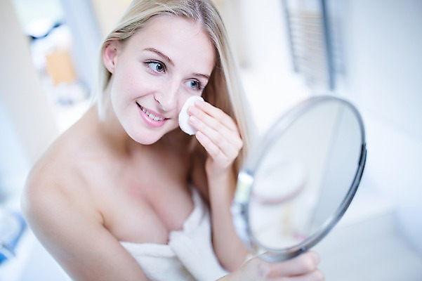 포토 JPG 서양인 여자 실내 한명 성인 아웃포커스 금발 화장 뷰티 욕실 목욕가운 탁상거울 의료성형뷰티 국내포토 외국인 1 헤어스타일 촬영기법 사람 내부 거울 가운 파일형식