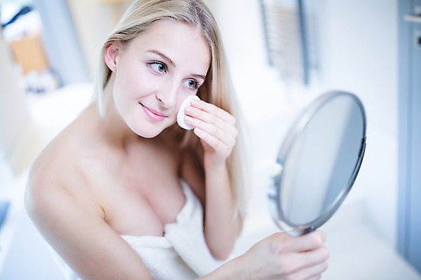 포토 JPG 서양인 여자 실내 한명 성인 아웃포커스 금발 화장 뷰티 욕실 목욕가운 탁상거울 의료성형뷰티 국내포토 외국인 1 헤어스타일 촬영기법 사람 내부 거울 가운 파일형식