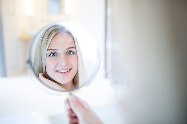 포토 JPG 서양인 여자 실내 한명 성인 아웃포커스 금발 뷰티 욕실 탁상거울 의료성형뷰티 국내포토 외국인 1 헤어스타일 촬영기법 사람 내부 거울 파일형식