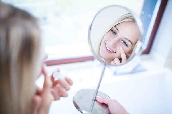 포토 JPG 서양인 여자 실내 한명 성인 아웃포커스 금발 뷰티 화장품 욕실 바르기 탁상거울 의료성형뷰티 국내포토 외국인 1 헤어스타일 모션 촬영기법 사람 내부 거울 파일형식