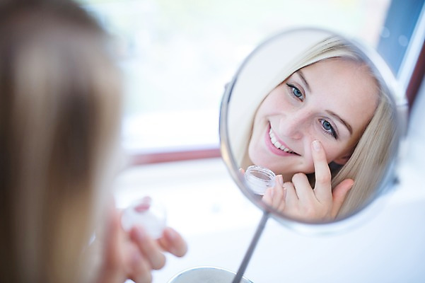 포토 JPG 서양인 여자 실내 한명 성인 아웃포커스 금발 뷰티 화장품 욕실 바르기 탁상거울 의료성형뷰티 국내포토 외국인 1 헤어스타일 모션 촬영기법 사람 내부 거울 파일형식