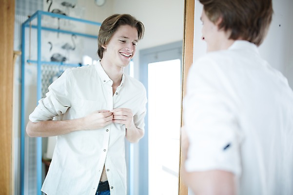 포토 JPG 서양인 옷 패션 남자 셔츠 실내 한명 성인 반사 거울 방 옷입기 국내포토 외국인 1 상의 모션 사람 내부 파일형식