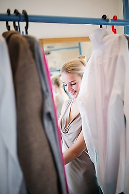 포토 JPG 서양인 드레스 옷 여자 패션 실내 한명 성인 금발 거울 방 옷걸이 옷고르기 국내포토 외국인 1 헤어스타일 사람 내부 파일형식