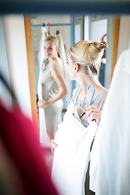 포토 JPG 서양인 드레스 옷 여자 패션 실내 한명 성인 아웃포커스 금발 반사 거울 방 옷걸이 옷고르기 국내포토 외국인 1 헤어스타일 촬영기법 사람 내부 파일형식