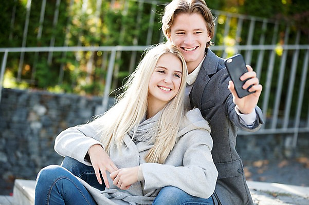 포토 JPG 주간 서양인 커플 여자 남자 데이트 성인 야외 두명 스마트폰 셀프카메라 국내포토 자연요소 외국인 관계 사람 핸드폰 스마트기기 사진촬영 파일형식