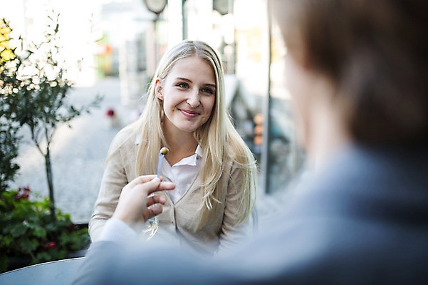 포토 JPG 주간 서양인 커플 여자 남자 포크 와인잔 데이트 성인 야외 두명 아웃포커스 와인 올리브 야외테라스 올리브절임 국내포토 자연요소 외국인 식기 열매 술잔 관계 주류 촬영기법 사람 발코니 절임 파일형식