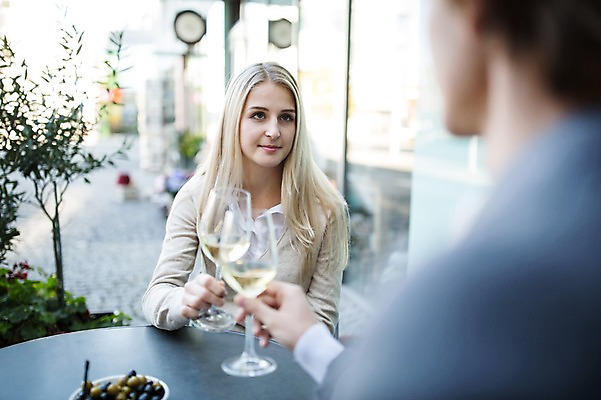 포토 JPG 주간 서양인 커플 여자 남자 와인잔 데이트 성인 야외 두명 아웃포커스 와인 올리브 건배 야외테라스 올리브절임 국내포토 자연요소 외국인 열매 술잔 관계 주류 촬영기법 사람 발코니 절임 파일형식