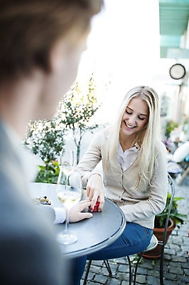 포토 JPG 주간 서양인 커플 여자 남자 와인잔 데이트 선물 성인 야외 두명 아웃포커스 와인 하트 야외테라스 국내포토 자연요소 모양 외국인 술잔 관계 주류 촬영기법 사람 발코니 파일형식