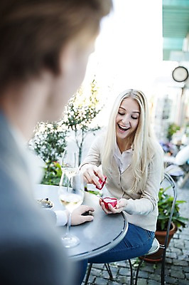 포토 JPG 주간 서양인 커플 여자 남자 와인잔 데이트 선물 성인 야외 두명 아웃포커스 와인 놀람 하트 야외테라스 국내포토 자연요소 모양 외국인 감정 술잔 관계 주류 촬영기법 표정 사람 발코니 파일형식