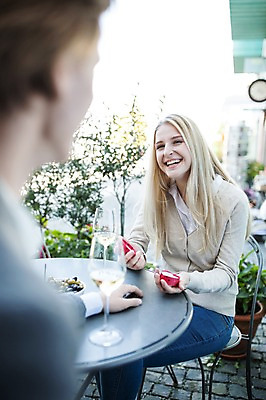 포토 JPG 주간 서양인 커플 여자 남자 와인잔 데이트 선물 미소 성인 야외 두명 아웃포커스 와인 하트 야외테라스 열어보기 국내포토 자연요소 모양 외국인 술잔 관계 모션 주류 촬영기법 표정 사람 발코니 파일형식