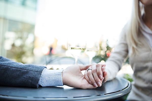 포토 JPG 주간 서양인 커플 여자 남자 데이트 성인 야외 두명 아웃포커스 손잡기 반지 야외테라스 국내포토 자연요소 외국인 장신구 관계 모션 촬영기법 사람 발코니 파일형식