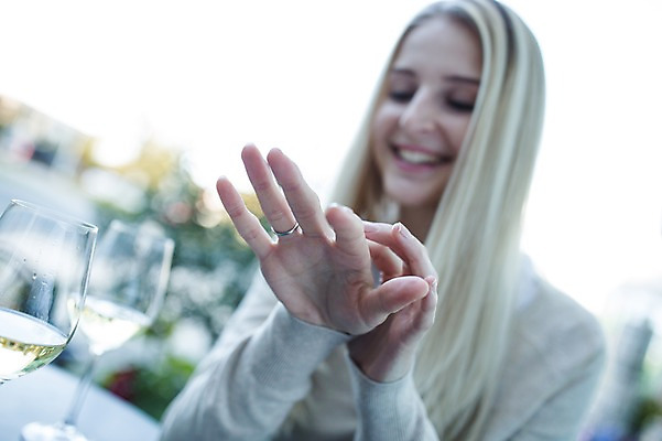 포토 JPG 주간 서양인 여자 와인잔 한명 성인 야외 아웃포커스 와인 반지 야외테라스 국내포토 자연요소 외국인 1 술잔 장신구 주류 촬영기법 사람 발코니 파일형식