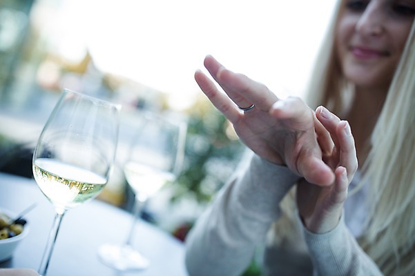 포토 JPG 주간 서양인 여자 와인잔 한명 성인 야외 아웃포커스 와인 반지 야외테라스 국내포토 자연요소 외국인 1 술잔 장신구 주류 촬영기법 사람 발코니 파일형식