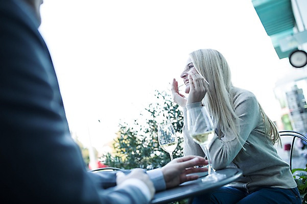 포토 JPG 주간 서양인 커플 여자 남자 와인잔 데이트 성인 야외 두명 와인 야외테라스 국내포토 자연요소 외국인 술잔 관계 주류 사람 발코니 파일형식
