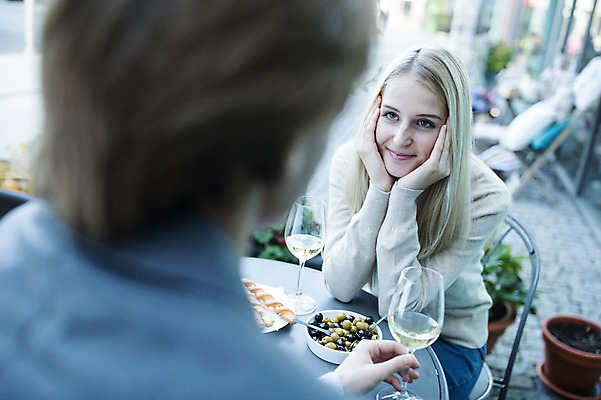 포토 JPG 주간 서양인 커플 여자 남자 음식 빵 와인잔 데이트 성인 야외 두명 와인 턱괴기 올리브 야외테라스 올리브절임 국내포토 자연요소 외국인 열매 술잔 관계 모션 주류 사람 발코니 절임 파일형식