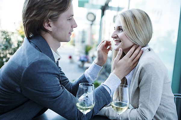 포토 JPG 주간 서양인 커플 여자 남자 와인잔 데이트 성인 야외 두명 마주보기 와인 다정 야외테라스 국내포토 자연요소 외국인 컨셉 술잔 관계 모션 주류 사람 발코니 파일형식