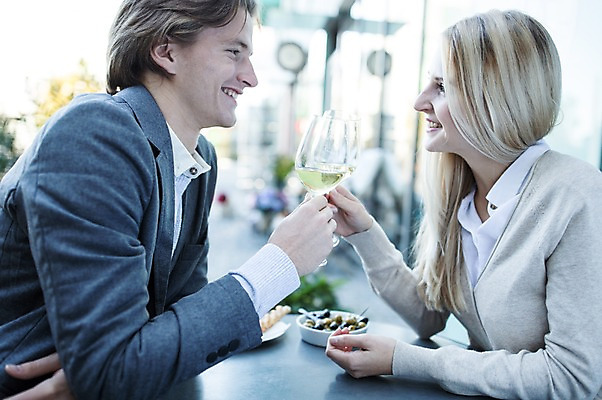 포토 JPG 주간 서양인 커플 여자 남자 와인잔 데이트 성인 야외 두명 마주보기 와인 다정 건배 야외테라스 국내포토 자연요소 외국인 컨셉 술잔 관계 모션 주류 사람 발코니 파일형식