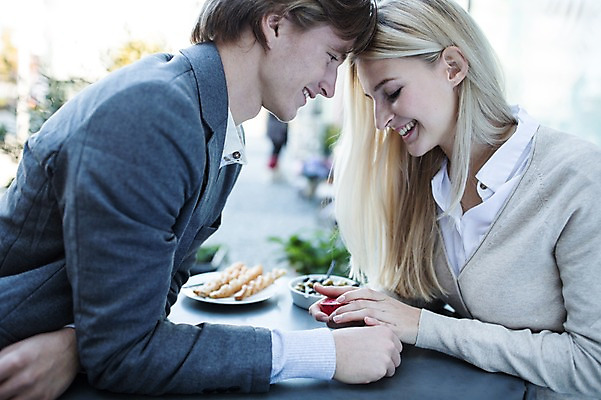 포토 JPG 주간 서양인 커플 여자 남자 데이트 선물 성인 야외 두명 마주보기 다정 이마맞대기 야외테라스 국내포토 자연요소 외국인 컨셉 관계 모션 사람 발코니 얼굴맞대기 파일형식