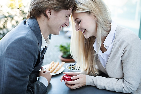 포토 JPG 주간 서양인 커플 여자 남자 데이트 선물 웃음 성인 야외 두명 마주보기 다정 이마맞대기 야외테라스 국내포토 자연요소 외국인 컨셉 관계 모션 표정 사람 발코니 얼굴맞대기 파일형식