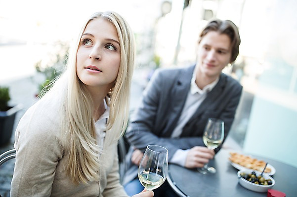 포토 JPG 주간 서양인 커플 여자 남자 와인잔 데이트 성인 야외 두명 아웃포커스 와인 야외테라스 국내포토 자연요소 외국인 술잔 관계 주류 촬영기법 사람 발코니 파일형식