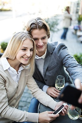 포토 JPG 주간 서양인 커플 여자 남자 와인잔 데이트 성인 야외 두명 스마트폰 와인 셀프카메라 야외테라스 국내포토 자연요소 외국인 술잔 관계 주류 사람 핸드폰 스마트기기 사진촬영 발코니 파일형식