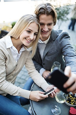 포토 JPG 주간 서양인 커플 여자 남자 와인잔 데이트 성인 야외 두명 스마트폰 와인 셀프카메라 올리브 야외테라스 올리브절임 국내포토 자연요소 외국인 열매 술잔 관계 주류 사람 핸드폰 스마트기기 사진촬영 발코니 절임 파일형식