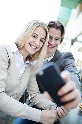 포토 JPG 주간 서양인 커플 여자 남자 데이트 성인 야외 두명 스마트폰 셀프카메라 야외테라스 국내포토 자연요소 외국인 관계 사람 핸드폰 스마트기기 사진촬영 발코니 파일형식