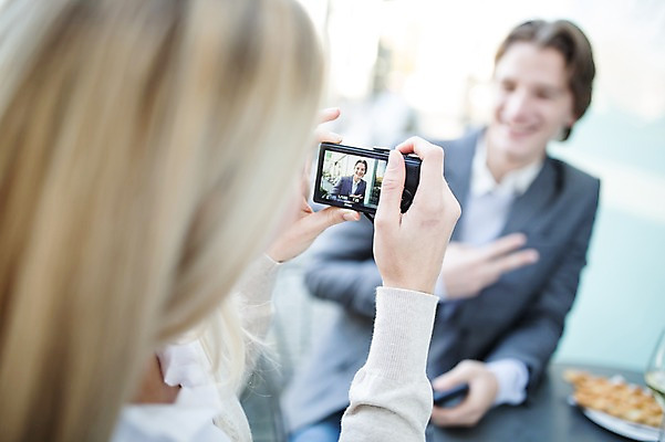 포토 JPG 주간 서양인 커플 여자 남자 데이트 성인 야외 두명 아웃포커스 카메라 사진촬영 야외테라스 국내포토 자연요소 외국인 관계 촬영기법 사람 전자제품 촬영 발코니 파일형식