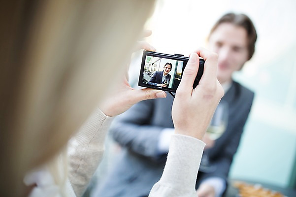 포토 JPG 주간 서양인 커플 여자 남자 데이트 성인 야외 두명 아웃포커스 카메라 사진촬영 야외테라스 국내포토 자연요소 외국인 관계 촬영기법 사람 전자제품 촬영 발코니 파일형식