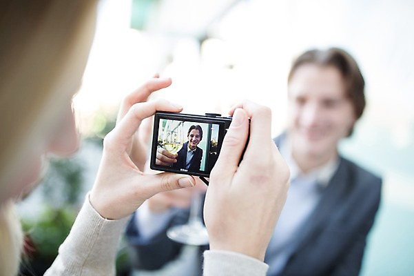 포토 JPG 주간 서양인 커플 여자 남자 데이트 성인 야외 두명 아웃포커스 카메라 사진촬영 야외테라스 국내포토 자연요소 외국인 관계 촬영기법 사람 전자제품 촬영 발코니 파일형식