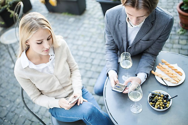 포토 JPG 주간 서양인 커플 여자 남자 빵 와인잔 데이트 성인 야외 두명 스마트폰 하이앵글 와인 올리브 야외테라스 올리브절임 국내포토 자연요소 외국인 열매 음식 뷰포인트 술잔 관계 주류 사람 핸드폰 스마트기기 발코니 절임 파일형식