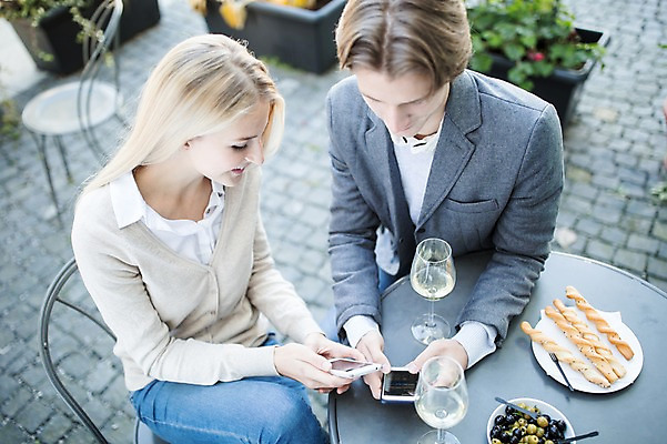 포토 JPG 주간 서양인 커플 여자 남자 빵 와인잔 데이트 성인 야외 두명 스마트폰 하이앵글 와인 올리브 야외테라스 올리브절임 국내포토 자연요소 외국인 열매 음식 뷰포인트 술잔 관계 주류 사람 핸드폰 스마트기기 발코니 절임 파일형식