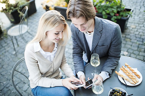 포토 JPG 주간 서양인 커플 여자 남자 빵 와인잔 데이트 성인 야외 두명 스마트폰 하이앵글 와인 야외테라스 국내포토 자연요소 외국인 음식 뷰포인트 술잔 관계 주류 사람 핸드폰 스마트기기 발코니 파일형식