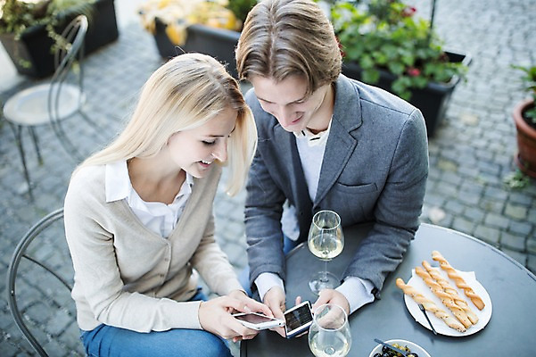 포토 JPG 주간 서양인 커플 여자 남자 빵 와인잔 데이트 성인 야외 두명 스마트폰 하이앵글 와인 야외테라스 국내포토 자연요소 외국인 음식 뷰포인트 술잔 관계 주류 사람 핸드폰 스마트기기 발코니 파일형식
