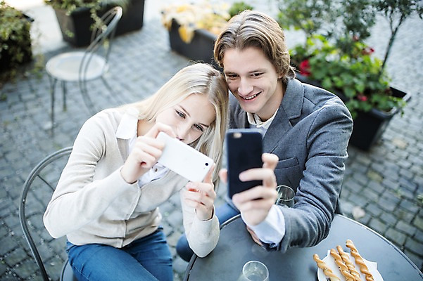 포토 JPG 주간 서양인 커플 여자 남자 빵 와인잔 데이트 성인 야외 두명 아웃포커스 스마트폰 하이앵글 와인 셀카봉 야외테라스 국내포토 자연요소 외국인 음식 뷰포인트 술잔 관계 주류 촬영기법 사람 핸드폰 스마트기기 발코니 파일형식