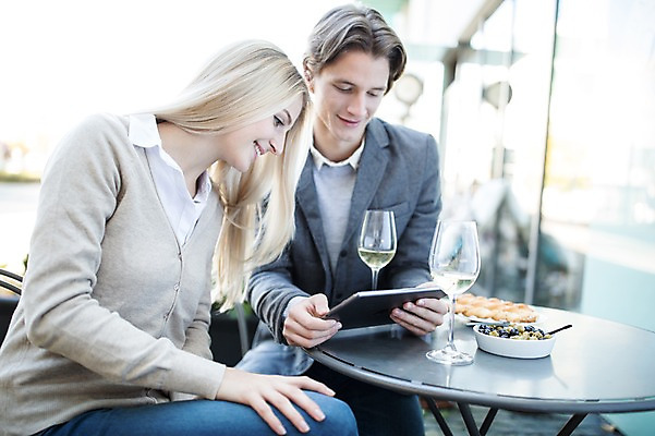 포토 JPG 주간 서양인 커플 여자 남자 빵 와인잔 데이트 성인 야외 두명 태블릿 와인 올리브 야외테라스 올리브절임 국내포토 자연요소 외국인 열매 음식 술잔 관계 주류 사람 전자제품 스마트기기 발코니 절임 파일형식