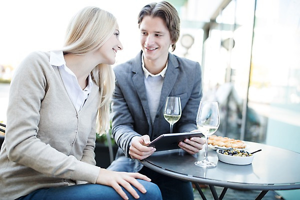 포토 JPG 주간 서양인 커플 여자 남자 빵 와인잔 데이트 성인 야외 두명 태블릿 마주보기 와인 올리브 야외테라스 올리브절임 국내포토 자연요소 외국인 열매 음식 술잔 관계 모션 주류 사람 전자제품 스마트기기 발코니 절임 파일형식