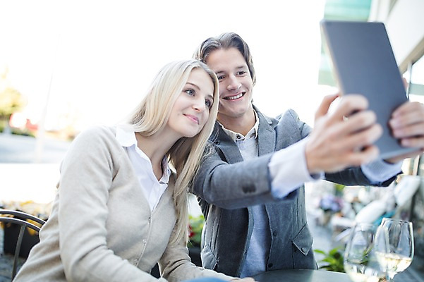 포토 JPG 주간 서양인 커플 여자 남자 와인잔 데이트 놀이 성인 야외 두명 태블릿 셀프카메라 야외테라스 국내포토 자연요소 외국인 술잔 관계 사람 전자제품 스마트기기 사진촬영 발코니 파일형식