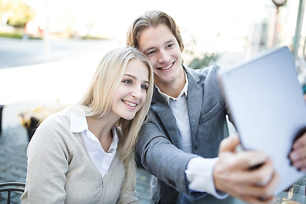 포토 JPG 주간 서양인 커플 여자 남자 데이트 놀이 성인 야외 두명 아웃포커스 태블릿 셀프카메라 야외테라스 국내포토 자연요소 외국인 관계 촬영기법 사람 전자제품 스마트기기 사진촬영 발코니 파일형식