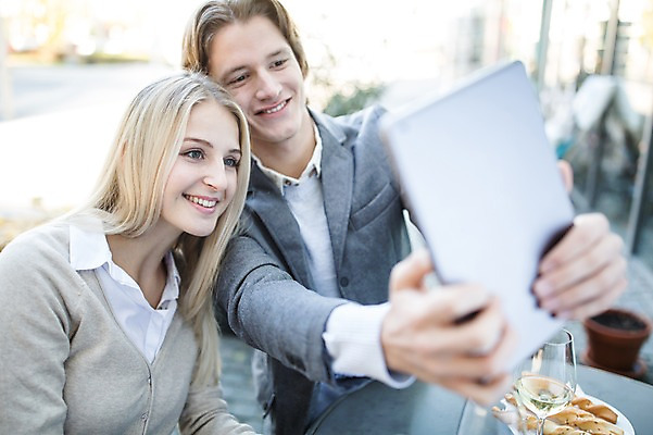 포토 JPG 주간 서양인 커플 여자 남자 빵 와인잔 데이트 놀이 성인 야외 두명 아웃포커스 태블릿 와인 셀프카메라 야외테라스 국내포토 자연요소 외국인 음식 술잔 관계 주류 촬영기법 사람 전자제품 스마트기기 사진촬영 발코니 파일형식