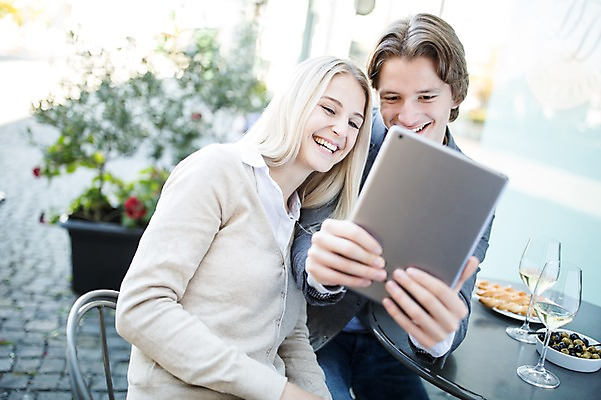 포토 JPG 주간 서양인 커플 여자 남자 빵 와인잔 데이트 놀이 성인 야외 두명 태블릿 와인 셀프카메라 올리브 야외테라스 올리브절임 국내포토 자연요소 외국인 열매 음식 술잔 관계 주류 사람 전자제품 스마트기기 사진촬영 발코니 절임 파일형식