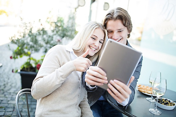 포토 JPG 주간 서양인 커플 여자 남자 빵 와인잔 데이트 놀이 성인 야외 두명 태블릿 와인 엄지손가락 최고 셀프카메라 올리브 야외테라스 올리브절임 국내포토 자연요소 외국인 열매 음식 술잔 손가락 관계 주류 사람 전자제품 스마트기기 사진촬영 발코니 절임 파일형식
