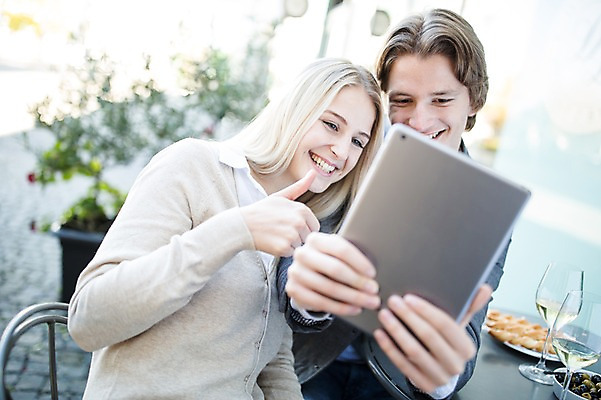 포토 JPG 주간 서양인 커플 여자 남자 빵 와인잔 데이트 놀이 성인 야외 두명 태블릿 와인 엄지손가락 최고 셀프카메라 올리브 야외테라스 올리브절임 국내포토 자연요소 외국인 열매 음식 술잔 손가락 관계 주류 사람 전자제품 스마트기기 사진촬영 발코니 절임 파일형식