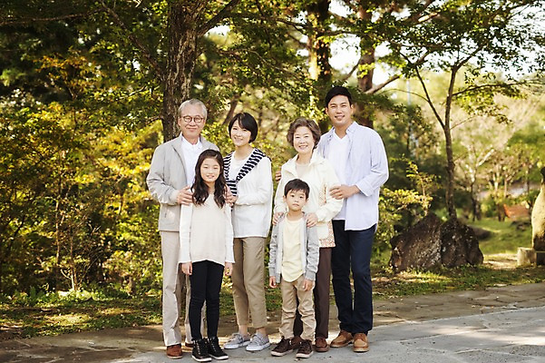 포토 JPG 주간 전신 공원 여자 할아버지 노년 남자 딸 아들 할머니 어린이 가족 엄마 손자 손녀 대가족 서기 여러명 성인 야외 앞모습 10대 30대 제주도 화목 한국인 가족라이프 아빠 60대 며느리 자연휴양림 국내포토 자연요소 라이프스타일 공공시설 뷰포인트 다수 컨셉 관계 모션 청소년 한국 사람 동양인 장년 손주 휴양림 파일형식