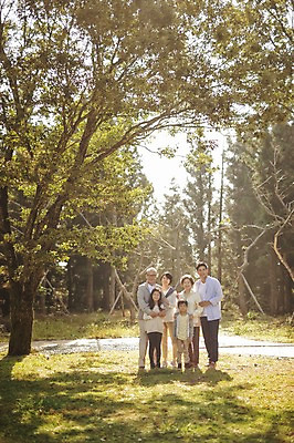 포토 JPG 주간 전신 나무 공원 여자 할아버지 노년 남자 딸 아들 할머니 어린이 가족 엄마 손자 손녀 대가족 서기 미소 여러명 성인 야외 앞모습 10대 30대 제주도 화목 한국인 가족라이프 아빠 60대 며느리 자연휴양림 국내포토 자연요소 식물 라이프스타일 공공시설 뷰포인트 다수 컨셉 관계 모션 청소년 한국 표정 사람 동양인 장년 손주 휴양림 파일형식